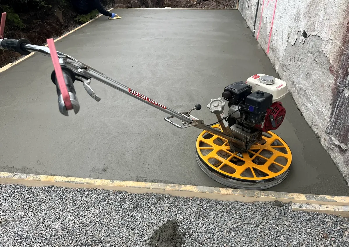 Betongflate under avslutning og detaljkontroll, illustrasjon av ferdig støpearbeid.