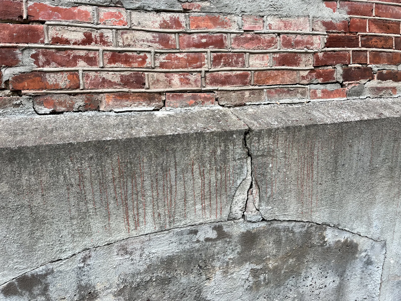 Detalj uszkodzenia betonu – riss i avskalling jako podstawa oceny technicznej