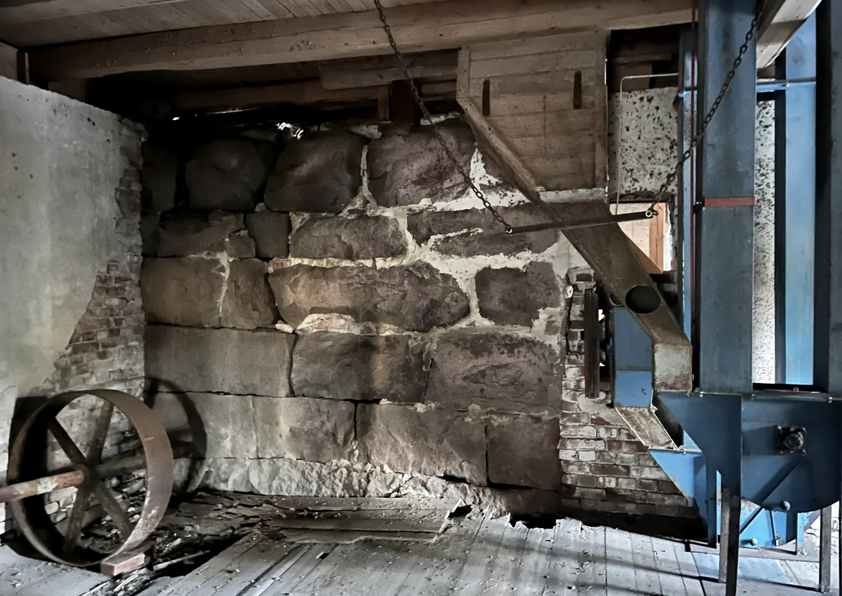 Illustrasjon av materialovergang og detaljvurdering i eldre fasade.
