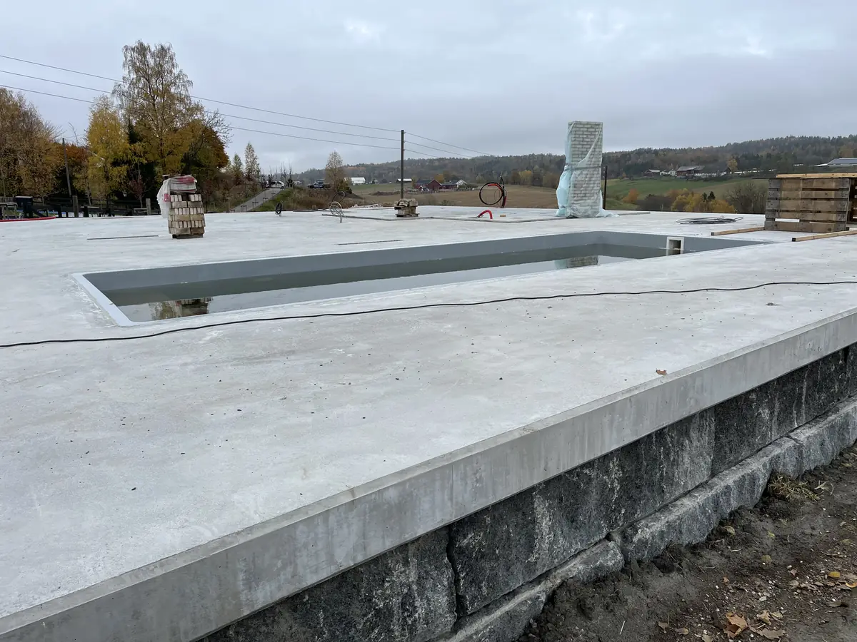 Plasstøpt betongkonstruksjon på privat oppdrag – fundament og plate