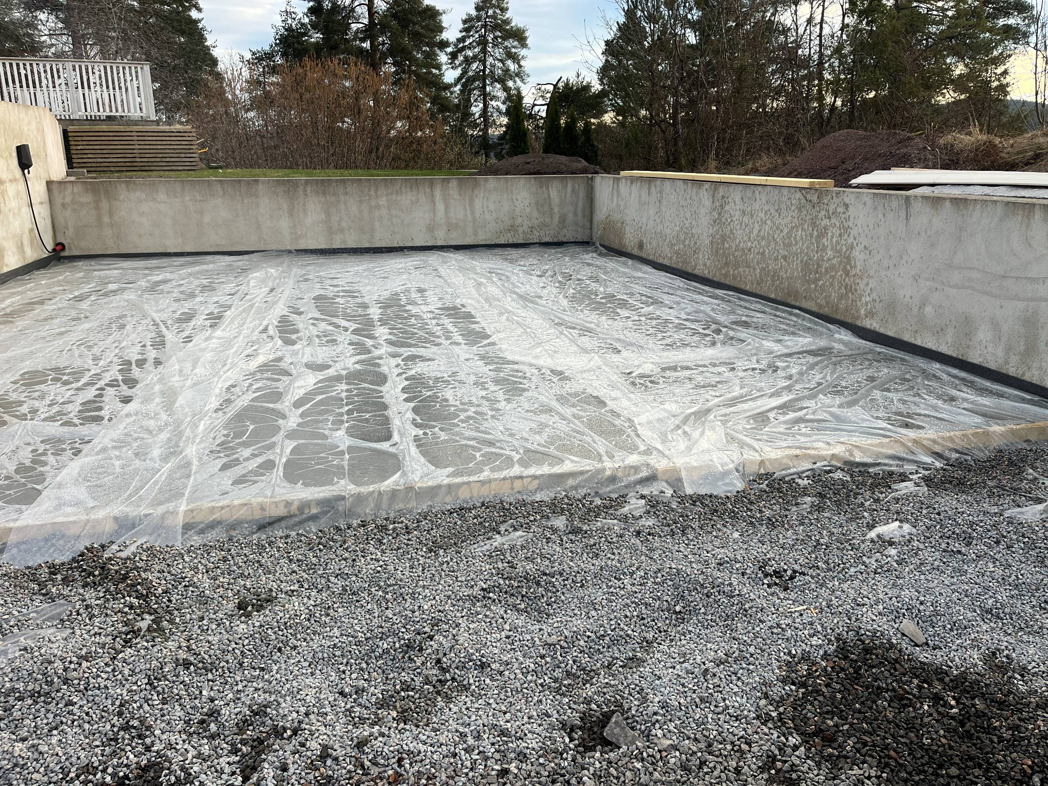 Nyst&oslash;pt betongplate dekket med plast for &aring; bevare fuktighet under herding