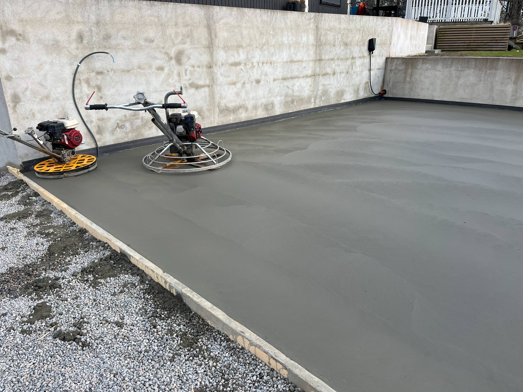 Nyst&oslash;pt betongplate under bearbeiding for jevn overflate