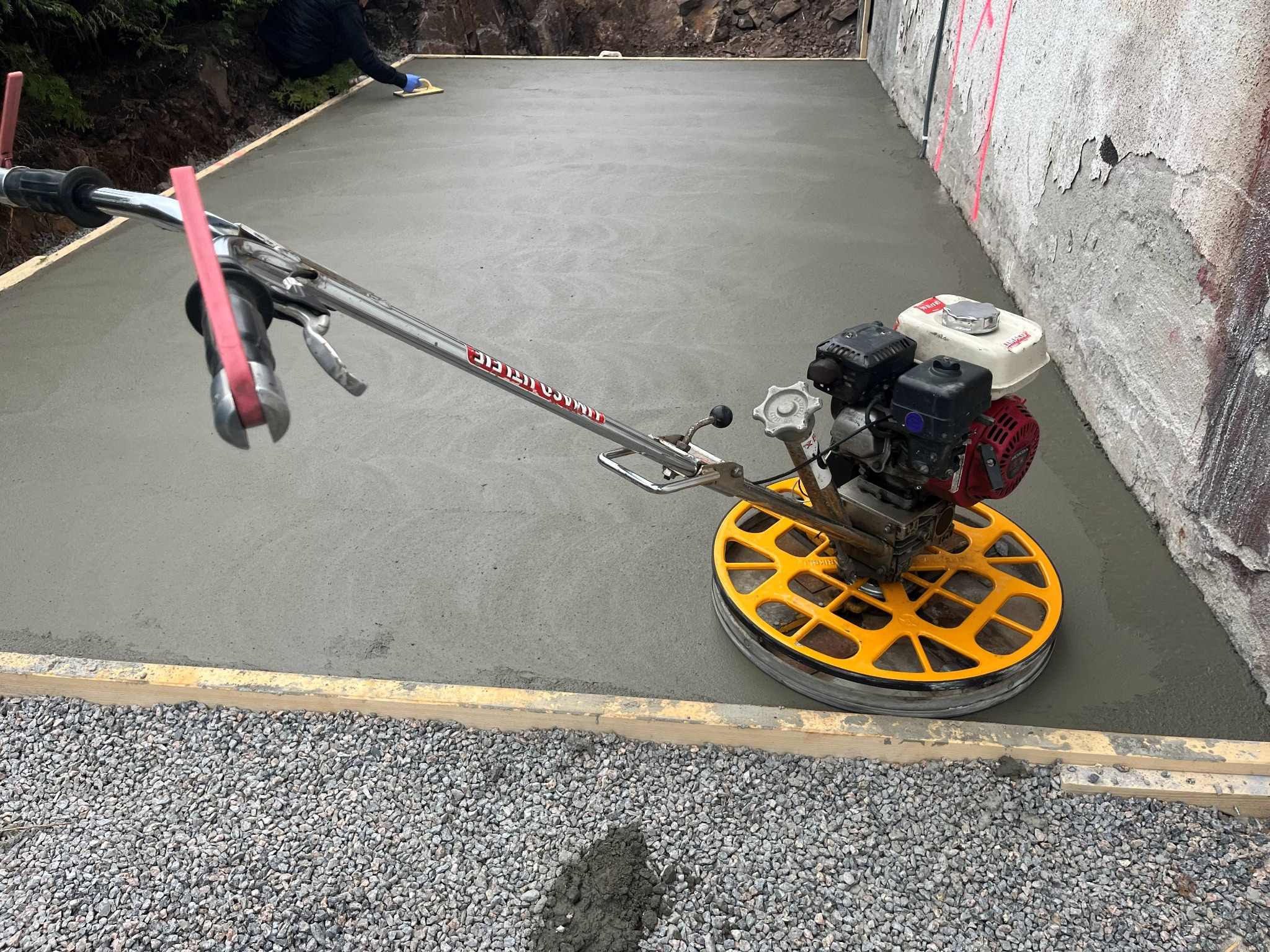 Glatting av nyst&oslash;pt betongplate for &aring; f&aring; en jevn overflate