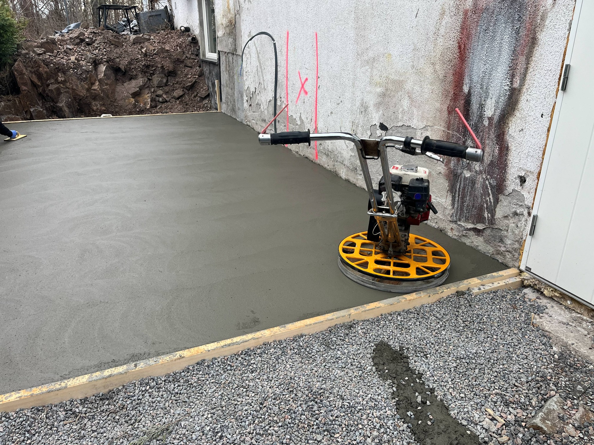 Glatting av nyst&oslash;pt betongplate for &aring; f&aring; en jevn overflate